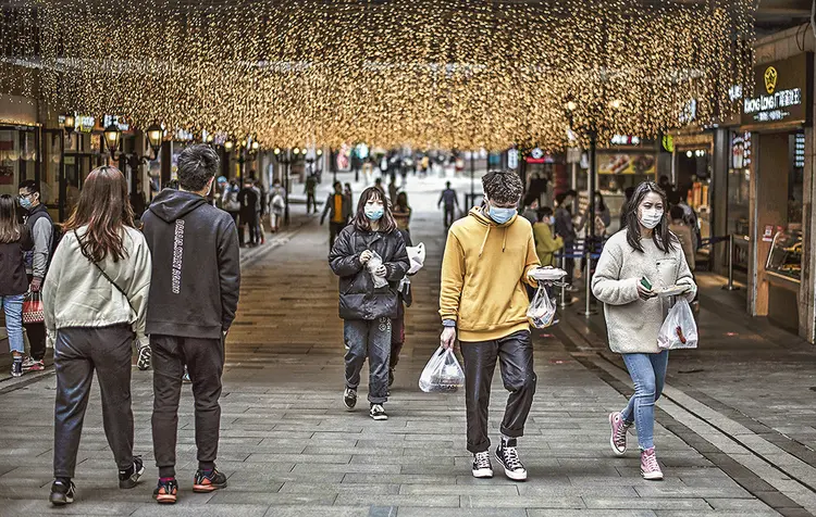 Máscaras eu Wuhan: vírus que começou no interior da China já deixou 114.000 mortos no mundo (Noel Celis/AFP)