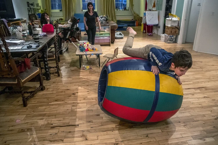 Max e sua família, no bairro de SoHo, Nova York (Brittainy Newman/The New York Times)