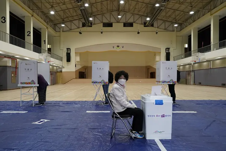 Votação em Seul: Coreia do Sul é um dos países que tiveram maior sucesso em achatar a curva de novas infecções (Kim Hong-Ji/Reuters)