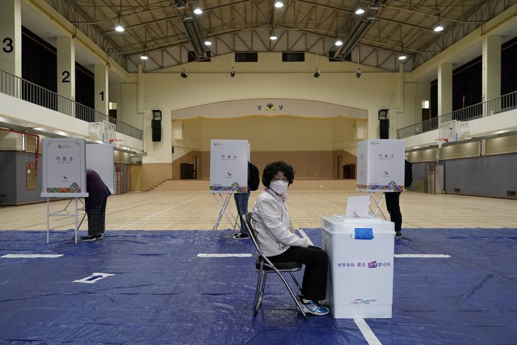É possível? Coreia do Sul faz eleição em meio à pandemia