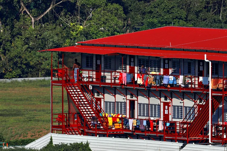 Dormitório de trabalhadores estrangeiros em Singapura: salto em novos casos de coronavírus aconteceu entre pessoas deste grupo (Edgar Su/Reuters)
