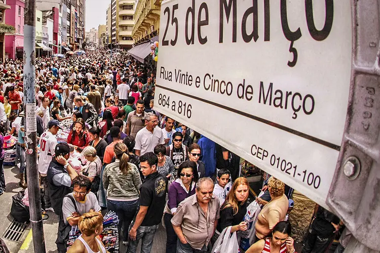 Rua 25 de março: local é um dos maiores polos de comércio de São Paulo (EXAME/Exame)