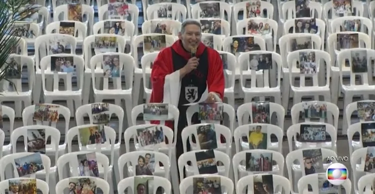 Padre Marcelo Rossi em missa no dia 05/04/2020: sem público presente (TV Globo/Reprodução)