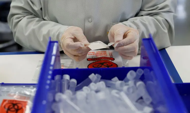 Testes coronavírus: empresário chinês é acusado de liderar quadrilha que roubou 15 mil testes para a covid-19 (Shannon Stapleton/Reuters)