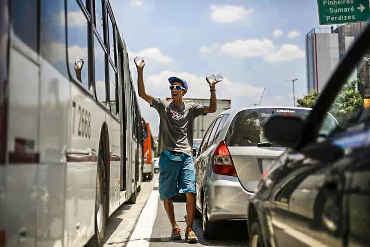 Trabalhador informal: autônomos vão receber um auxílio de 600 reais por três meses para conter impacto do coronavírus (Nacho Doce/Reuters)