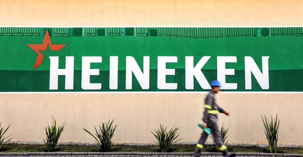 Heineken e Unilever vão produzir higienizador e doar para favelas
