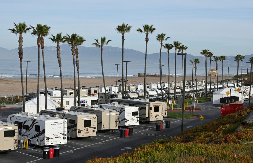 Motorhomes servem para quarentena em Los Angeles