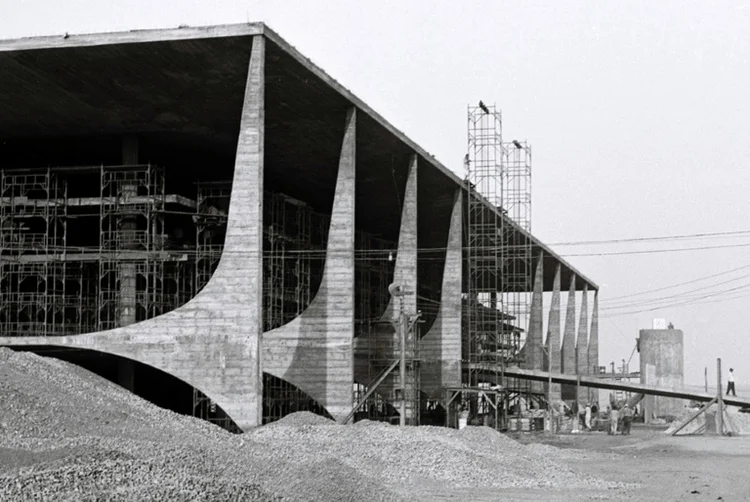 Palácio do Planalto em construção: cidade planejada com icônicos edifícios futuristas, completará 60 anos na próxima terça-feira (Arquivo Público de Brasília/AFP)