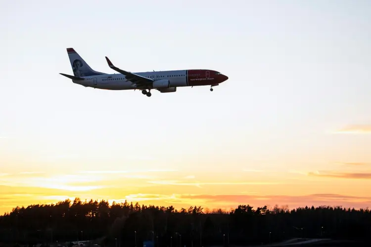 Avião se aproxima de aeroporto, em imagem de arquivo (AFP/AFP)