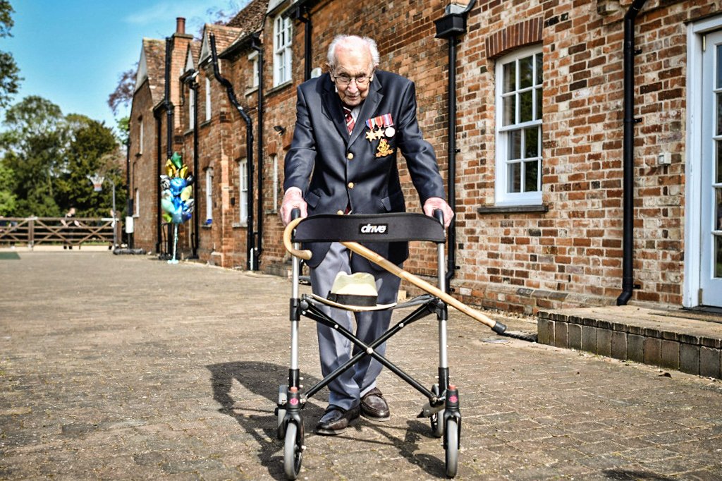 Homem de 99 anos é a pessoa mais velha a liderar parada musical britânica