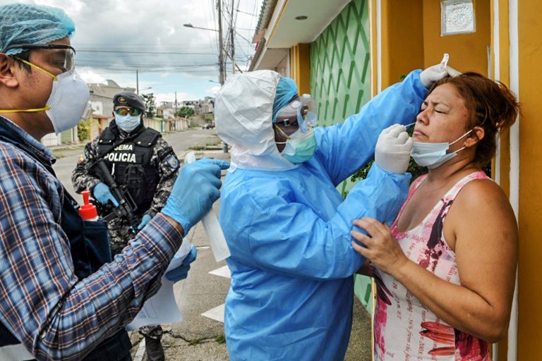 Guayaquil: equipe do Ministério da Saúde realiza teste do novo coronavírus em mulher (AFP/Paola López)