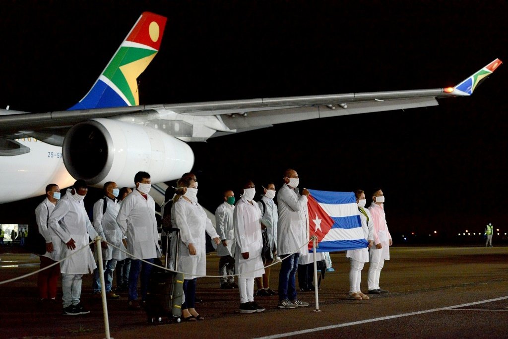 Mais de 200 médicos cubanos chegam à África do Sul contra o coronavírus
