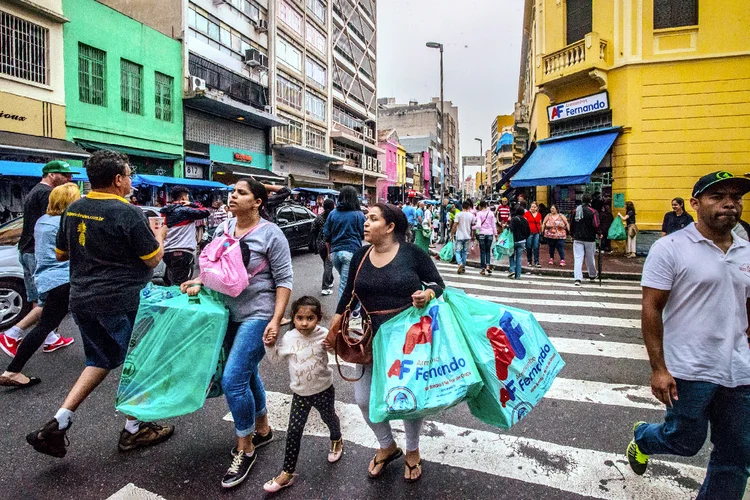 Rua 25 de março, em São Paulo: expectativa em pesquisa da Reuters era de queda de 0,3% na comparação mensal (Cris Faga/Getty Images)