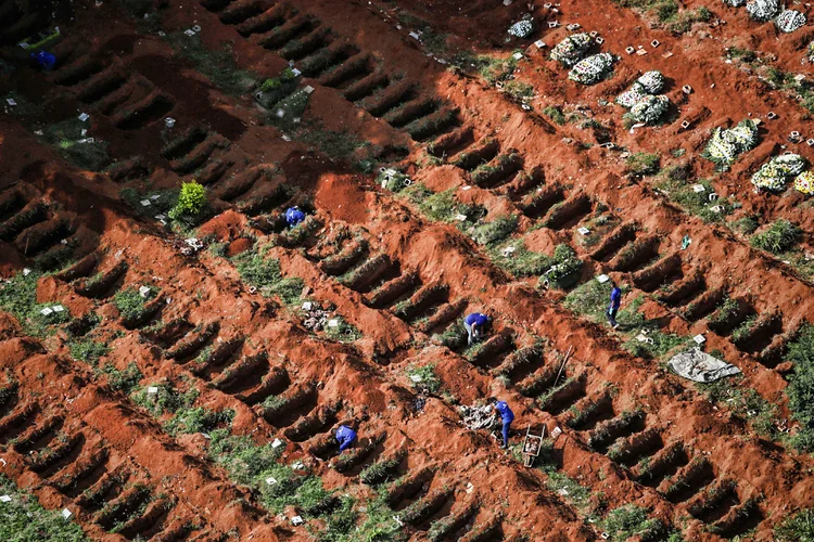 Cemitério: cidade aumenta capacidade para enterros por causa da pandemia do coronavírus (Amanda Perobelli/Reuters)