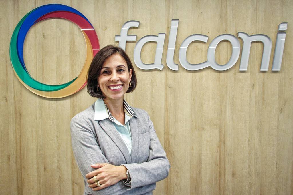 Viviane Martins, atual CEO da Falconi, começou sua carreira na empresa como trainee (Divulgação/Divulgação)