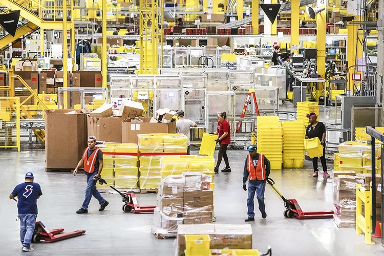 Centro de distribuição da Amazon: estados onde vive 95% da população americana estão em quarentena (Victor J. Blue/Bloomberg/Getty Images)