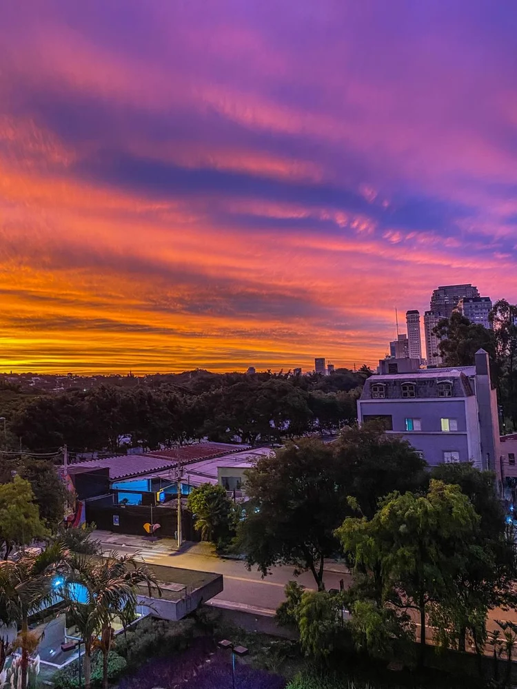 Pôr do sol em São Paulo, em 15/4/2020: segundo dia de cores surpreendentes (EXAME/Divulgação)