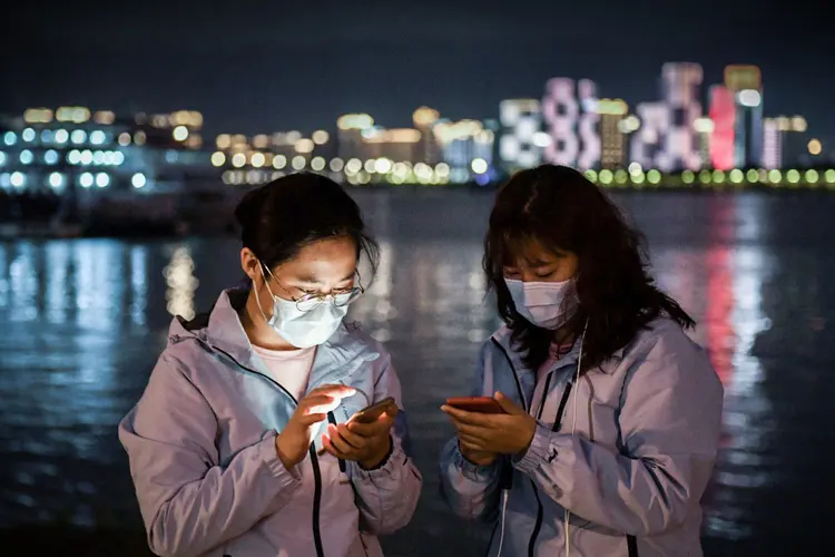 Rastreamento: Na França, há um debate sobre o aplicativo StopCovid, que usa a tecnologia Bluetooth, menos invasiva que a geolocalização e que permitiria aos pacientes avisar anonimamente as pessoas que encontraram (Stringer/Reuters)