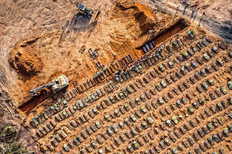 Cemitério em Manaus: Brasil já tem mais de 300 mil infectados (MICHAEL DANTAS/AFP)