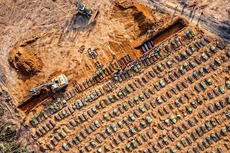 Coronavírus: esta foi a primeira vez que o Brasil registrou mais mortes diárias que os Estados Unidos (MICHAEL DANTAS/AFP)