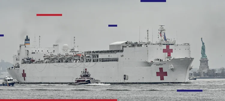 Navio-hospital  passa perto da Estátua da Liberdade: no epicentro da pandemia | /AFP /  (William Volcov/Brazil Photo Press/AFP)
