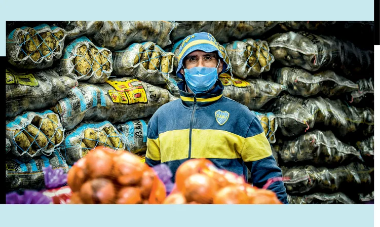 Trabalhador do Mercado Central de Buenos Aires, na Argentina: sucesso no combate à pandemia, desarranjo na economia  (Marcelo Endelli/Getty Images)