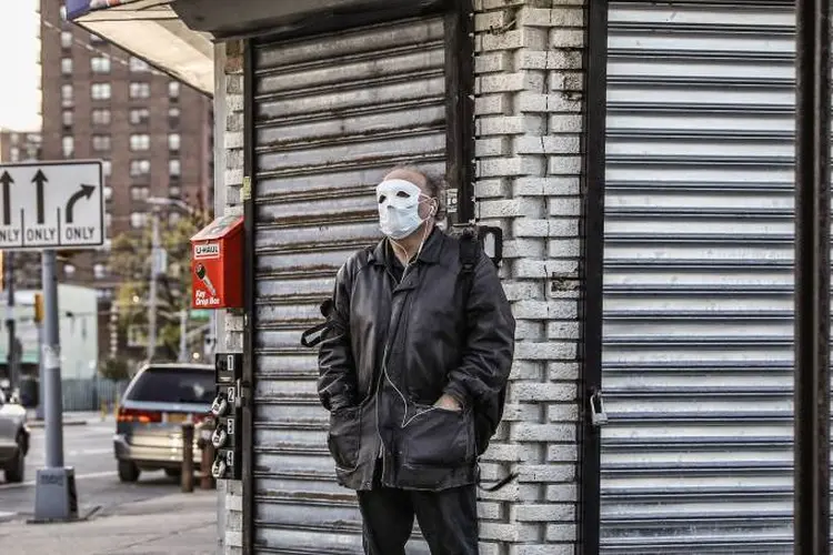 Homem usa máscara no rosto todo por causa do Coronavírus, em Nova York, dia 11/4/2020 (Caitlin Ochs/Reuters)