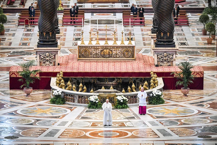 Papa Francisco faz missa de páscoa no Vaticano: pandemia causou estragos nas finanças do Vaticano, forçando-o a recorrer aos fundos de reserva (Vaticano/Reuters)