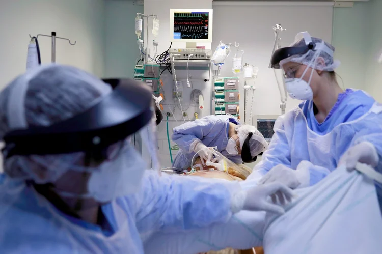 Atendimento hospitalar a paciente com coronavírus (Diego Vara/Reuters)