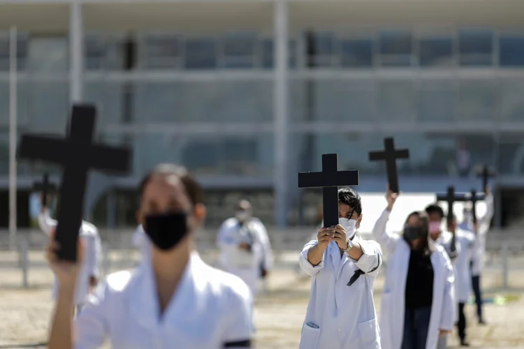 Profissionais de enfermagem realizaram um ato para lembrar os colegas mortos durante a pandemia (Ueslei Marcelino/Reuters)