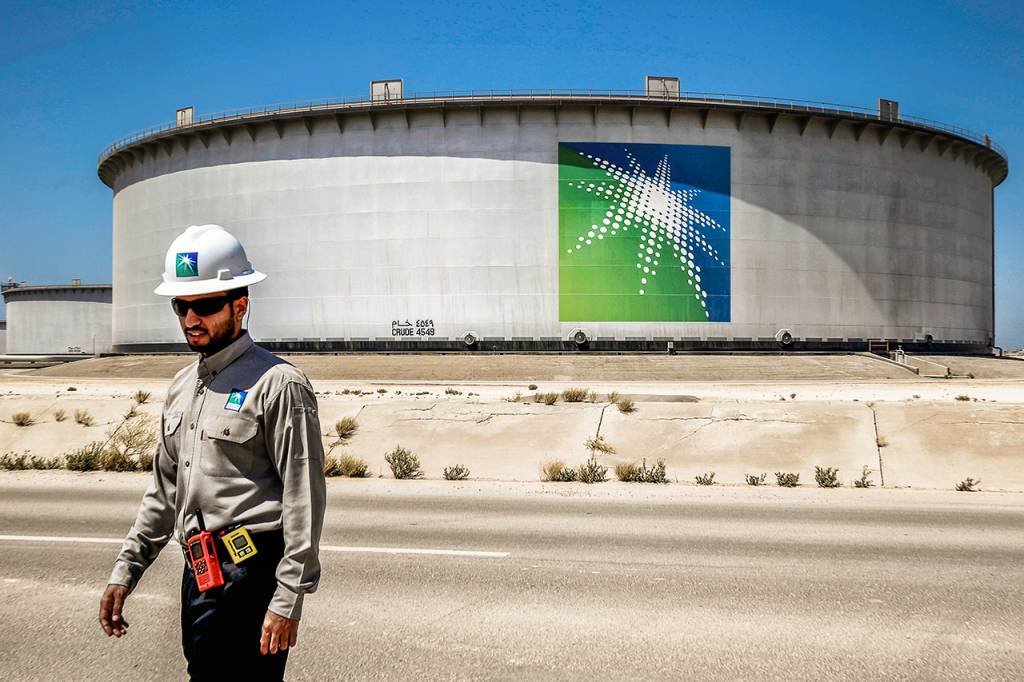 Saudi Aramco: Funcionário da Aramco caminha perto de um tanque de óleo na refinaria de petróleo Ras Tanura (Ahmed Jadallah/Reuters)
