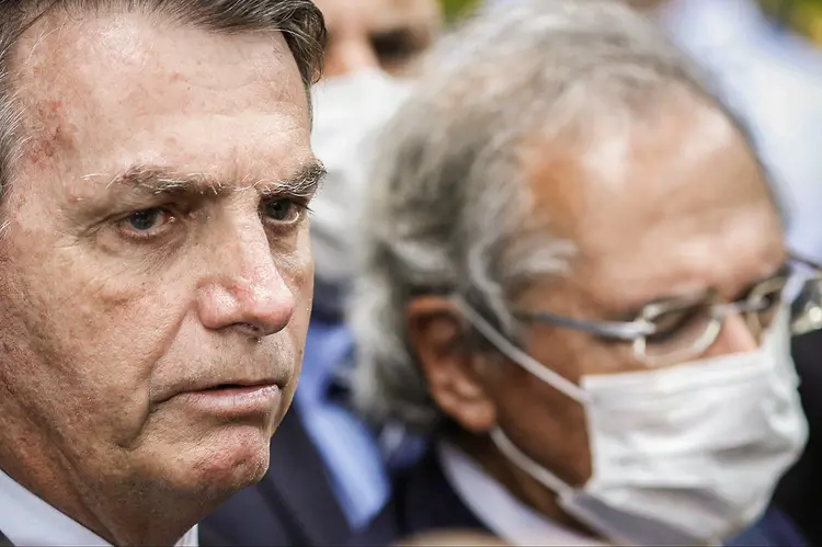 Bolsonaro acompanhado de Paulo Guedes em Brasília
 7/5/2020  (Adriano Machado/Reuters)