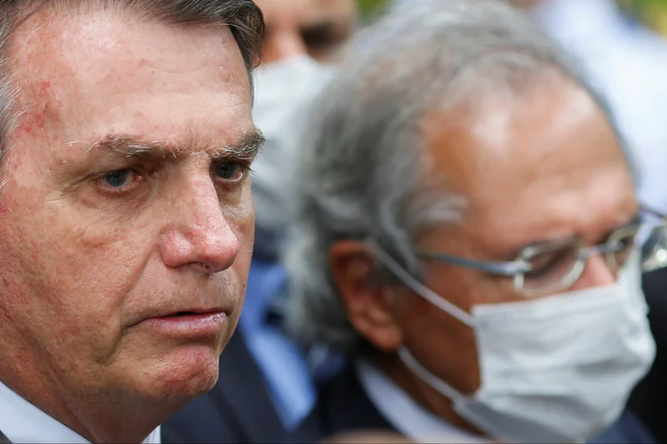 Bolsonaro acompanhado de Paulo Guedes em Brasília
 7/5/2020  (Adriano Machado/Reuters)