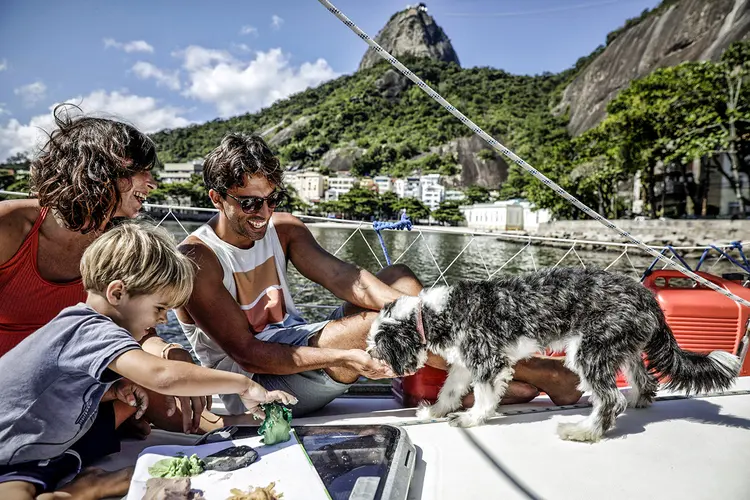 Constanza Coll e a família em um veleiro onde moram, no Rio de Janeiro (Ricardo Moraes/Reuters)