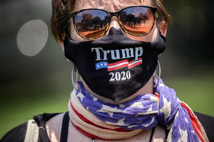 Apoiadora de Donald Trump: maioria dos eleitores de Trump diz que planeja evitar a vacinação (29%) ou dizem que ainda não tem certeza (27%) (Jonathan Ernst/Reuters)