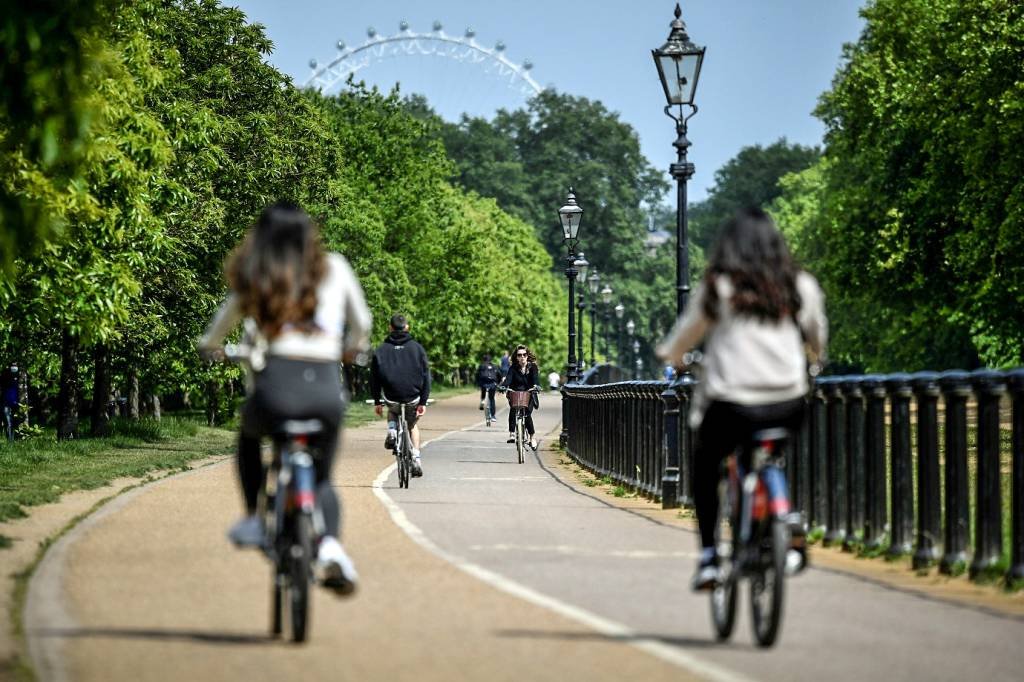 Ciclistas no Hyde Park em Londres: número de passageiros na rede de metrô de Londres diminuiu 95% desde que o Reino Unido entrou em isolamento em março (Toby Melville/Reuters)