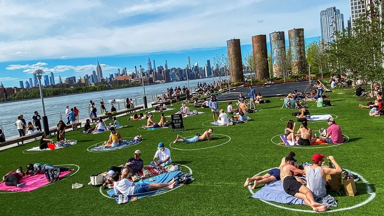 Parque no Brooklyn: pessoas dentro de círculos no chão para manter o distanciamento social (/Eduardo Munoz/File Photo/Reuters)