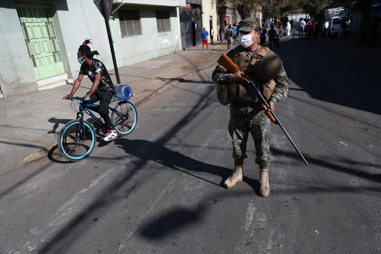 Soldado em rua de Santiago, no Chile (Ivan Alvarado/Reuters)