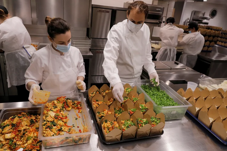 Chef Daniel Humm prepara refeições para serem doados em Nova York: um dos melhores do mundo na luta contra os efeitos do coronavírus (Lucas Jackson/Reuters)