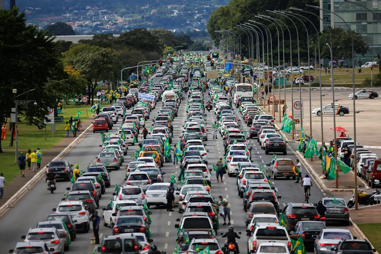 Manifestantes saem em carreata em apoio ao presidente Jair Bolsonaro neste domingo, 24 de maio (Adriano Machado/Reuters)