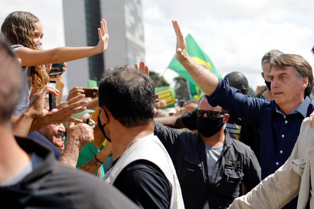 Bolsonaro cumprimenta participantes aglomerados em ato de apoio a governo