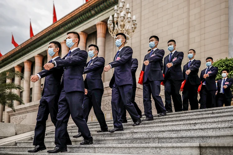 Segurança do lado de fora do Parlamento Chinês em 25/05/2020 (Thomas Peter/Reuters)