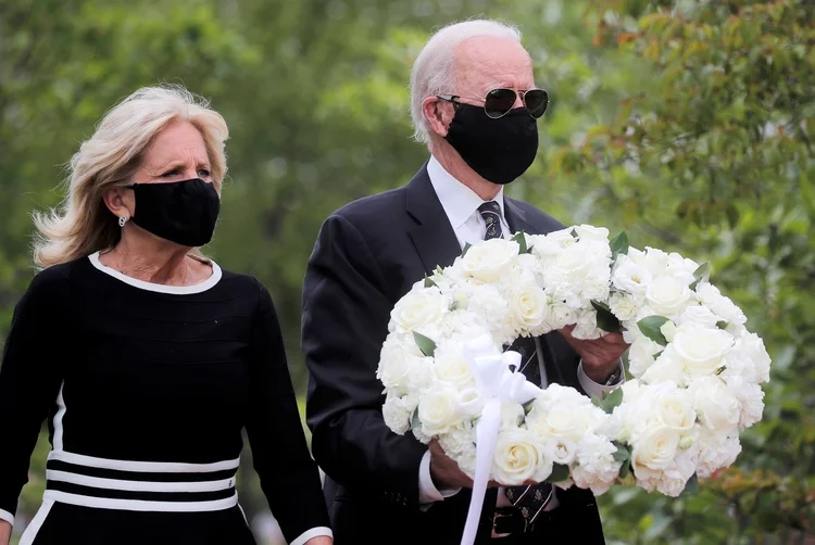 Joe Biden e esposa: Biden tem realizado eventos de campanha virtuais de sua residência em Wilmington desde que o país foi forçado a um confinamento domiciliar (Carlos Barria/Reuters)