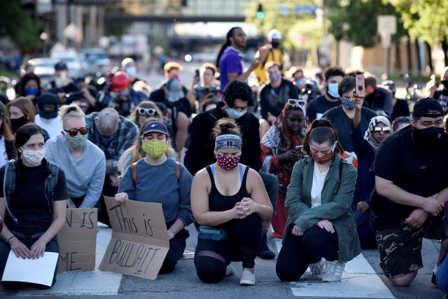 Peaceful demonstrators observe a moment of silence outside the U.S. Bank Stadium during the fourth day of protests after the killing of George Floyd in Minneapolis, Minnesota, U.S. May 29, 2020. Picture taken May 29, 2020. REUTERS/Nicholas Pfosi