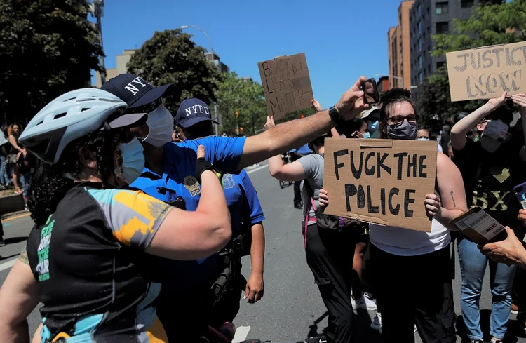 Manifestação em Manhattan, Nova York: indignação se alastrou por estados dos EUA (Andrew Kelly/Reuters)