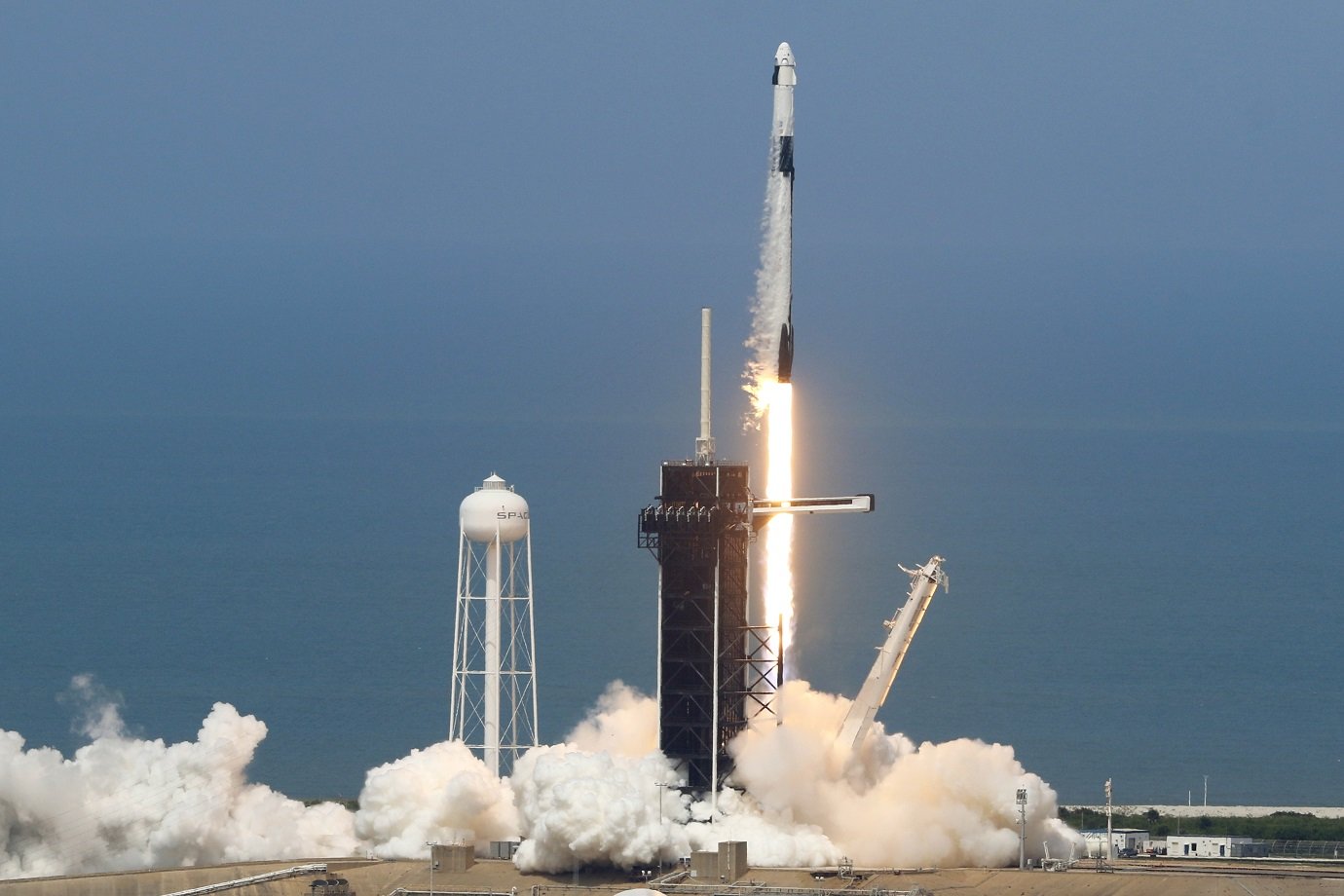 Viagem histórica: foguete da SpaceX chega à estação espacial