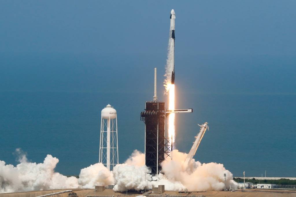 Viagem histórica: foguete da SpaceX chega à estação espacial