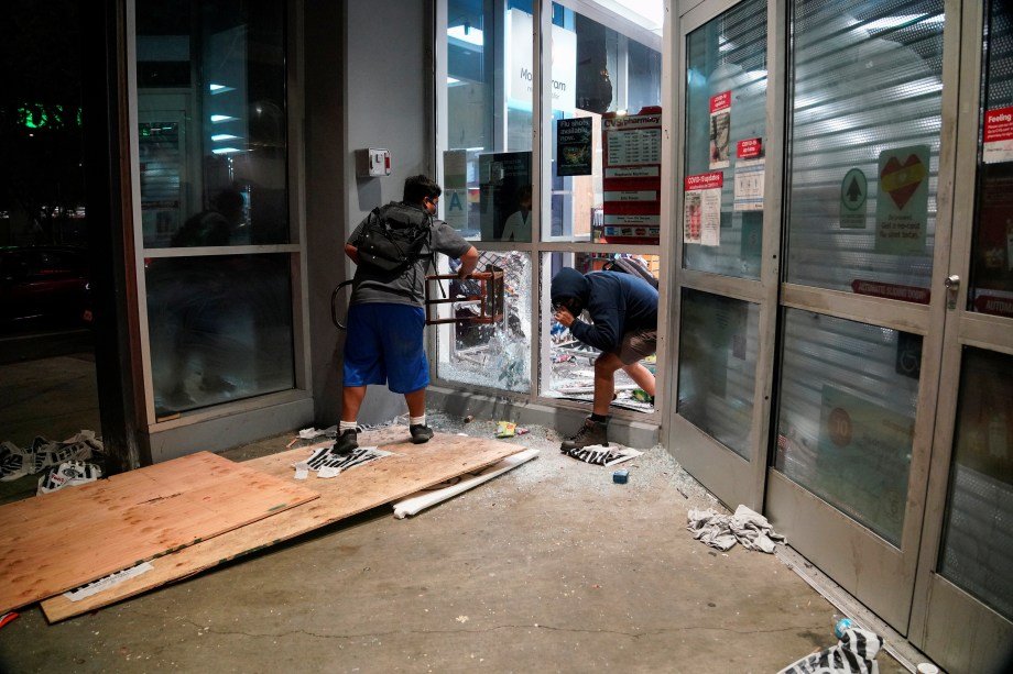 Pessoas saqueiam propriedades durante inquietação em todo o país após a morte de George Floyd por um policial. Los Angeles, Califórnia, EUA, em 30 de maio de 2020. Foto: REUTERS / Kyle Grillot