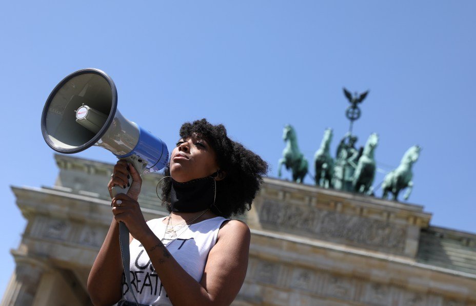 Protesto contra a morte de George Floyd em Berlin. 31 de maio. REUTERS/Christian Mang