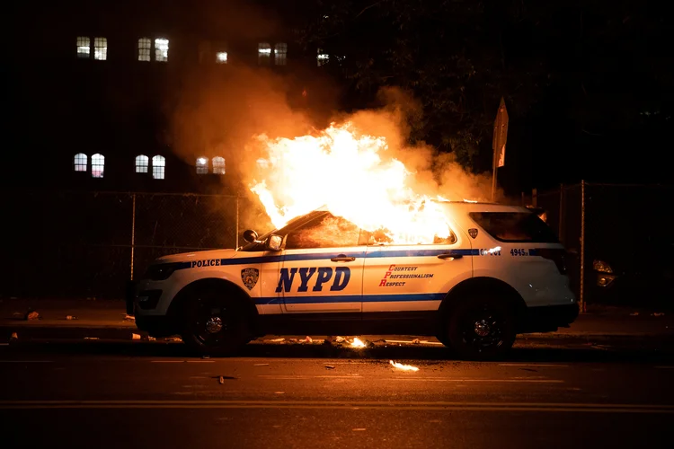 Carro de polícia é incendiado em Nova York durante protesto pela morte de George Floyd (Jeenah Moon/Reuters)